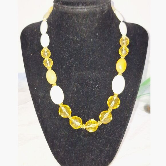 Acrylic Women's Necklace Vintage 90's Beaded Yellow Office Siren Grandmacore Y2K - Picture 1 of 9